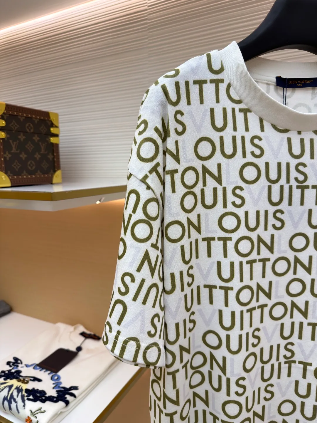 LOUIS VUITTON full-width printed short sleeves ●Item number: 1682361-A05 ●Material: cotton fabric ●Technology: printing production ●Color: white ●Version: fitted version ●Weight: about 250 grams ●Size: S-M-L-XL ●Description: This Louis Vuitton all-over lettering T-shirt is made of 220g double-ply combed cotton fabric, which is treated with liquid ammonia mercerization. The surface of the fabric forms a delicate and soft light texture, while improving wrinkle resistance and breathability, making it less likely to deform after long-term wear. The body of the garment uses digital direct-injection printing technology to present a full-print pattern of brand letters. The printing ink penetrates into the fabric fibers, has a high degree of color reproduction and is resistant to washing and does not fall off. The letter layout is designed with precise alignment, and there is no misalignment or blurring problem. The neckline is a ribbed round neck reinforced with two needles. The ribs are made of high-elastic spandex blended material and will not deform after repeated stretching. The brand woven label is sewn on the inside of the neckline and the stitching is flat. The side seams of the body are seamlessly heat-pressed to reduce friction when worn. The cuffs and hem are rolled and hemmed. The design is loose and dropped shoulders. The pieces are cut three-dimensionally to achieve a natural drape effect. Every detail is subject to strict quality control, taking into account both design and wearing comfort. The overall wiring is straight and delicate, the fabric is comfortable and soft, and the color is consistent without color difference. It can be matched with the same style to create a fashionable look and control various occasions. Customized accessories, complete with three standards, same style for men and women!